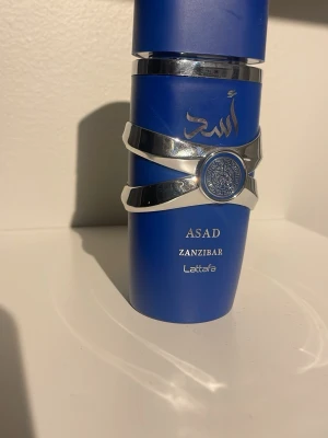 Asad Zanzibar parfym från Lattafa - Knappt använd, väldigt få gånger. 