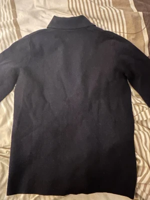 Cardigan från Samsøe Samsøe - Mörkblå stickad cardigan från Samsøe Samsøe. Tröjan är i mycket bra skick och endast använd några gånger! Tröjan är i storlek Small men passar XS. Tröjans nypris ligger på 1200 men mitt pris är 600kr