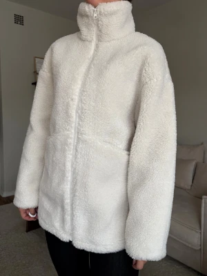 Teddyjacka från NA-KD (oanvänd med prislapp) - Vit teddyjacka, strl 32 som passar 32-36 (jag är en XXS-XS normalt). Helt oanvänd med prislapp!   Sökord: pile jacka, pilejacka, teddy jacka, teddyjacka, vårjacka, promenadjacka, gratis frakt