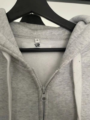 Zip hoddie russemerch - Använd 5 gånger därav mycket fint skick, nypris 750, hör av dig vid övriga frågor;) 