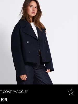 Mörkblå kappa från lager 157 - Stilren mörkblå kappa från lager 157 i modellen 'Maggie'. Kappan är kort, har dubbelknäppning framtill och breda slag. Tillverkad i ett mjukt material som ger en lyxig känsla. Perfekt för dig som gillar minimalistisk och trendig stil. Helt oanvänd och säljes för den tyvärr inte passade mig. Storlek XS