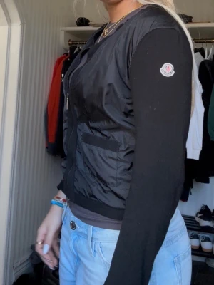 Moncler cardigan - Så snygg Moncler Cardigan. Storlek M. Svart färg och tunn i materialet, perfekt till våren och sommaren❤️