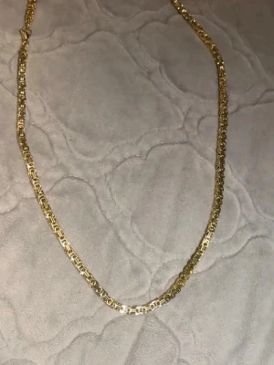 Kedja - Denna kedja fick jag som gåva, däremot passade den inte mig därför väljer jag att sälja den.      Har du frågor är det bara att skicka ett meddelande! 😃