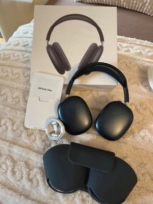 Apple AirPods Max  - Snygga Apple AirPods Max i midnight blue🩵Hörlurarna är endast använda ett fåtal gånger och är därför i nyskick.  Detaljer: • Serienummer: KF6G6CWV6M • Modellnummer: A3184 • Version: 7E108