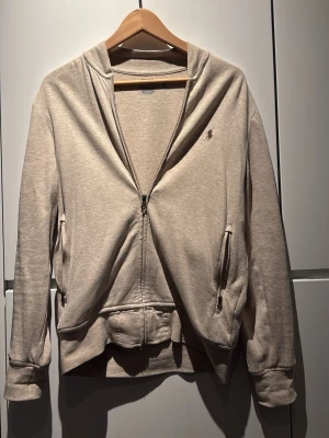 Beige t-shirt från Polo Ralph Lauren - Säljer en stilren beige t-shirt från Polo Ralph Lauren