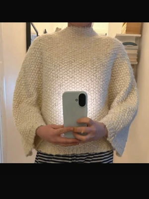 Stickad poncho   - Säljer denna tröja från Zara då den aldrig kommit till användning, prislapp kvar. Superfin och väldigt varm och skön. Är som en poncho men har en söm där armarna ska vara☺️ Nypris 400kr, som sagt helt oanvänd med prislapp kvar för endast 170kr! Vill bara bli av med den