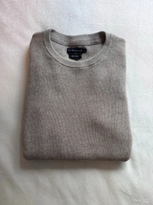 Beige stickad tröja från S.C.W.sweterek z dzianiny - Säljer en stilren beige stickad tröja från S.C.W. i återvunnet material. Tröjan har rund halsringning, ribbade muddar och en klassisk rak passform. Perfekt för dig som gillar minimalistisk och tidlös stil. Axel bredd: 45cm Längd: 72 !!priset kan diskuteras!!