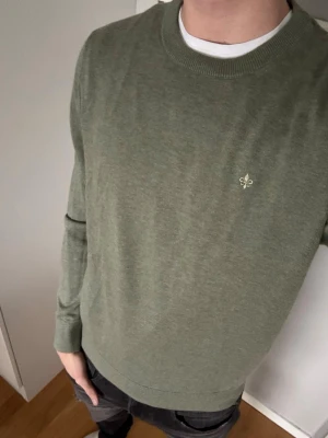 Olivgrön stickad tröja från Morris - Snygg olivgrön stickad tröja från Morris i 100% merinoull | Storlek S | Mycket bra skick! | Hör av dig vid frågor 🫱🏻‍🫲🏼
