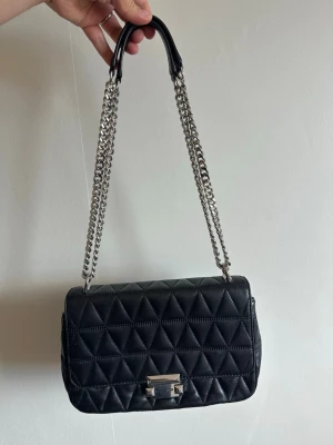 Michael kors large sloan - Michael kors large sloan väska. Praktiskt med flera fack inne. Väskan är i fint skick.