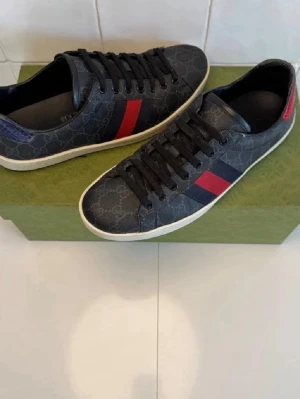 Gucci ace skor - Säljer mina Gucci ace skor som är i bra skick. Det finns inte defekter förutom att dem är lite slitna där bak, men det är inget som syns mycket alls. Hör av dig vid frågor eller funderingar obs boxen följer ej med