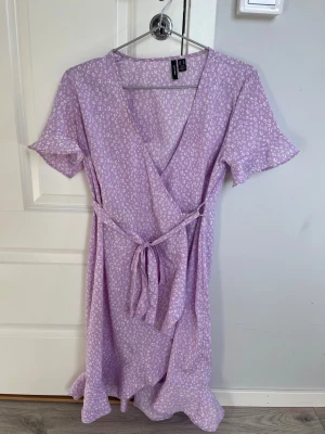 Somrig klänning - Fin lila klänning som passar perfekt nu till sommaren och skolavslutningar. Knyte i fram, storlek xs och använd 1 gång
