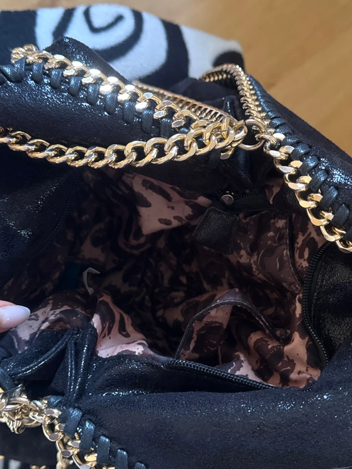 Svart handväska med guldkedjor - 2