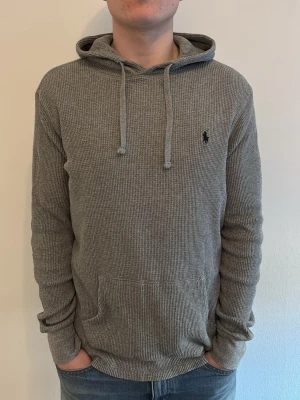 Stickad Ralph Lauren Hoodie - - Condition: 8/10 - Color: Gray - Size: M/L