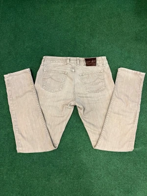 Jacob Cohën jeans - Jacob Cohen jeans, Storlek 33. Jeansen är i ganska bra skick jag har inte upptäckt några defekter. Jag är osäker på modellen men jag tror att det är 688 men verkligen inte helt hundra. Hör av er vid minsta funderingar!