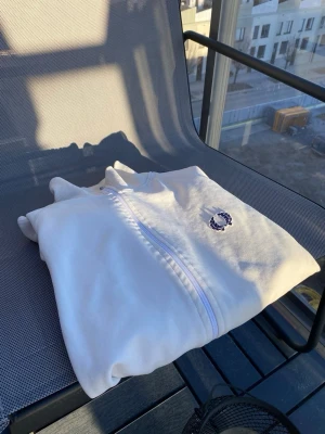 Fred Perry tracktopp - En snygg fred Perry tracktopp i storlek S.                  🚨kom gärna med frågor och prisförslag🤗