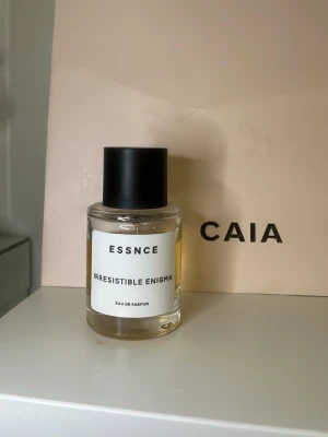 ESSNCE Irresistible Enigma parfym - Säljer pga inte min typ av doft, ca 75% kvar i flaskan 🥰