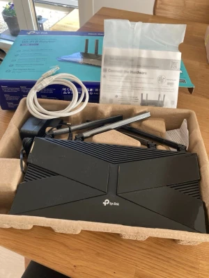 TP-Link Archer AX10 WiFi 6 Router - Säljer en grym WiFi 6 router med ny teknik, höga hastigheter och grym räckvidd. Fungerar som ny med plasten kvar. Fås i originalförpackning med alla tillbehör. Se detaljer längre ner.  Nypris: > 700 SEK Mitt pris: 489 SEK  Skickas alltid snabbt och spårbart (ofta samma dag). Skriv vid frågor och se gärna mina andra annonser!   Teknisk specifikation Mått & vikt Höjd (cm) 3.9 Bredd (cm) 26 Djup (cm) 13.5 Höjd (inkl. emballage) 76,0 mm Bredd (inkl. emballage) 242,0 mm Djup (inkl. emballage) 332,0 m
