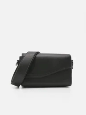 ✨Svart axelremsväska - SÅ FIN💕 - Snygg svart axelväska med bred axelrem och stilren, rektangulär form. Väskan har ett lock med snedskuren kant och är gjord i slätt konstläder. Perfekt för dig som gillar enkel och modern design.