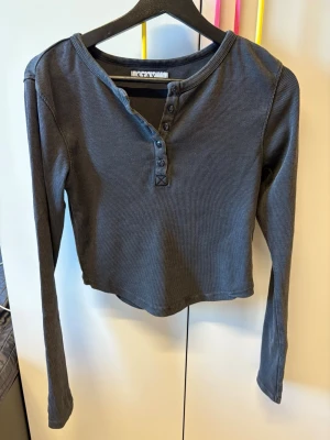 Svart/grå ribbad croppad topp Stay - Svart snygg topp. Stay. Använt fåtal gngr