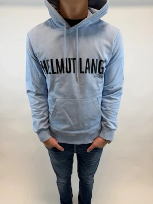 Helmut Lang Hoodie  - Hej! Säljer nu denna väldigt snygga och sällsynta Helmut Lang Hoodie! Storlek S, Sällsynt model som inte längre säljs i butik! Perfekt hoodie nu tilll våren 