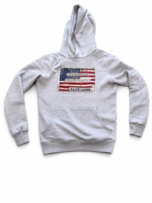 Grå hoodie från Ralph Lauren - Jätte fet hoodie från Ralph lauren denim and supply. Väldigt sällsynt eftersom att den inte görs längre.