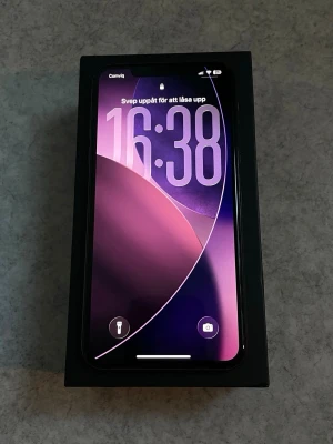 iPhone 11 Pro Max 64GB - Säljer en iPhone 11 Pro Max med elegant svart baksida och rundade kanter. Telefonen har en stor skärm med tunna ramar och tre kameror på baksidan. Klassisk Apple-design i glas och metall, perfekt för dig som gillar stilren teknik.