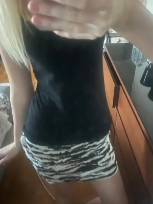 Kjol - Luftig tunn kjol, har fått den och finns inga lappar i så vet inte vilket märke eller storlek. Men väldigt stretchig. Xs-S 