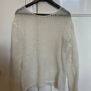 Vit stickad tröja Brandy Melville - DUBBELKOLLA MED MIG INNAN KÖP. Supermysig vit stickad tröja från Brandy Melville. Tröjan har ett luftigt stickat mönster! Perfekt att slänga över ett linne! Skulle säga att den passar xs-m. 