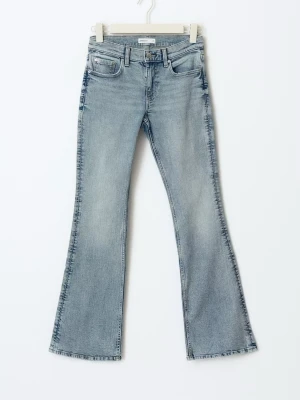 Ljusblå utsvängda jeans från Gina Tricot - Ljusblåa jeans från Gina Tricot i strl 32. Var skick, en del ljusare färg i verkligheten än på bild. Skriv för fler bilder 