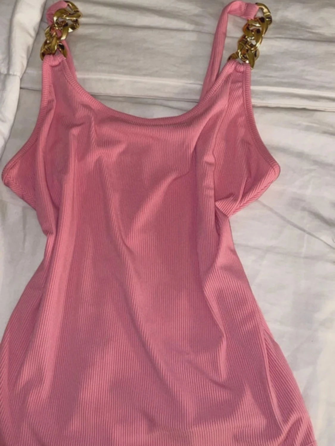 Rosa ribbad linnetopp med guldkedjor - 1