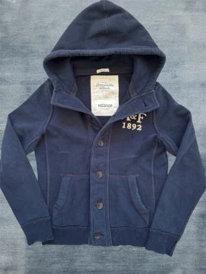 ABERCROMBIE & FITCH CARDIGAN - En extremt snygg vintage cardigan från en av kollektionerna hos Abercrombie & Fitch som inte produceras längre! Hör av dig vid frågor!