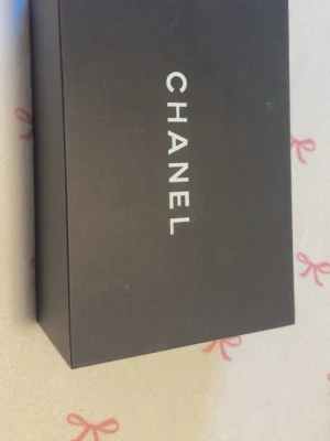 Helt nytt klassiskt handväska  - Ny liten klassisk handväska｜19×12 cm  Tillverkade av äkta läder. Fint strukturerat läder med quiltat mönster ger en elegant och exklusiv känsla i en stilren silhuett. Metallkedjan tillför en subtil men sofistikerad detalj. Den kompakta storleken gör väskan både lätt och praktisk – perfekt för vardag och arbete. 