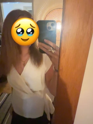 Vit blus ifrån Zara  - säljer en jätte snygg vit blus ifrån Zara perfekt till sommaren! Det är i storlek M men passar S också och har använt bara cirka 4 gånger. Dock är det en lite smink fläck men man tänker inte på den men annars är den i bra skick! 