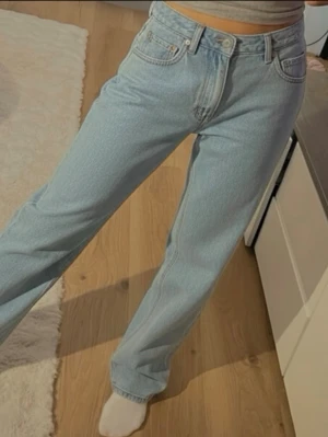 90s baggy jeans  - Ljusa jeans i modellen 90s baggy. Storlek 34. Knappt använda! 