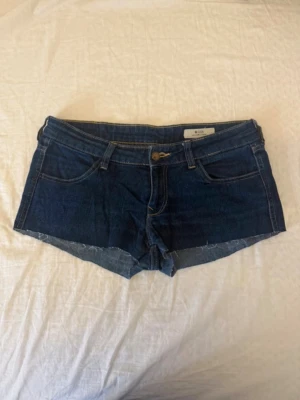 Lågmidjade jeansshorts  - Strl 28 Midjemått rakt över: 41cm längd: 21cm