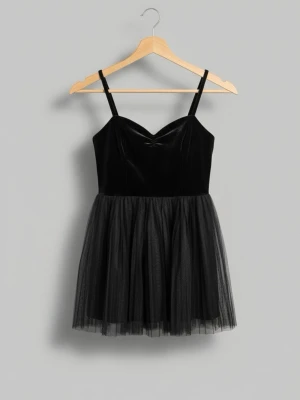 Svart kort klänning med tyllkjol - Säljer en svart kort klänning med smala axelband och figurnära överdel i sammet. Kjolen är i flera lager tyll som ger ett fluffigt och skirt intryck. Gammal design från hm. Storlek S 