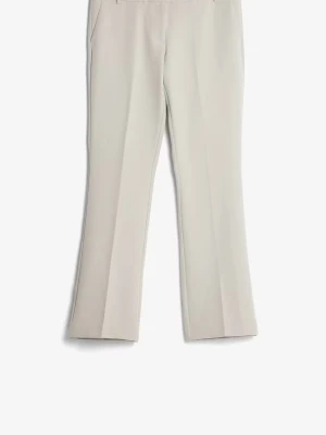 Beige kostymbyxa från bikbok - Stilrena beige kostymbyxor med pressveck och raka ben. Byxorna har diskreta sidfickor och hällor för skärp. Perfekta för en clean och modern look. Materialet känns mjukt och har en lätt stretch för extra komfort.