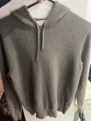 Oliv grön cashmere tröja  - Olivgrön cashmere tröja från sayless. Storlek-xs inga hål eller defekter 