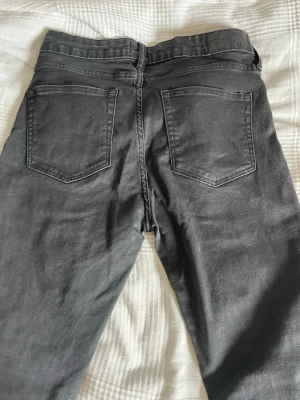 Svarta jeans från 157, storlek M - Säljer ett par svarta jeans från 157 i storlek M. Jeansen har klassisk femficksmodell med raka ben och två bakfickor. Materialet är mjukt och stretchigt för extra komfort. Perfekta till en avslappnad och trendig look.