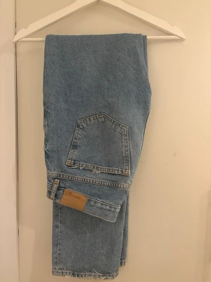 Ljusblåa  jeans från GinaTricot - Säljer ett par ljusblåa jeans från Gina. Jeansen har en avslappnad passform och raka ben, perfekta för en chill och trendig look.