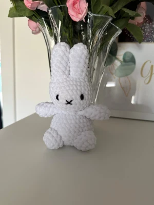Virkad miffy - Söt virkad miffy som är ungefär 16 cm hög💗