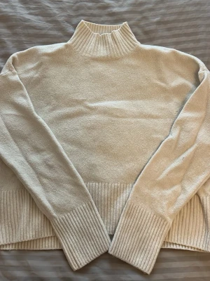Kräm färgad stickad polo tröja - En polostickad tröja i off white från otherstories i storlek s. 