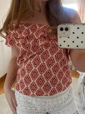 Offshoulder topp - Super fin offshoulder topp med volang storlek S, från mango