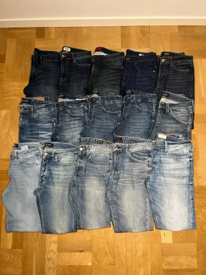 Stort jeans paket  - Vill du uppgradera garderoben eller börja tjäna pengar på återförsäljning? 👖✨ Nu har du chansen! Jeans i eftertraktade storlekar 30–34, alla i mycket fint skick. Endast 79 kr per par – först till kvarn!