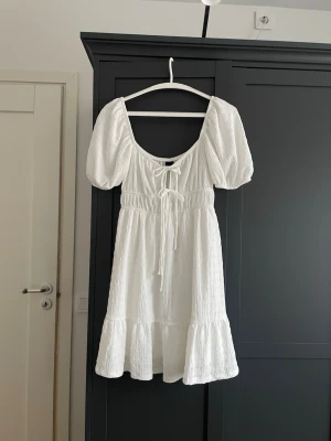 Vit sommarklänning - s - Söt vit kortklänning från Gina Tricot i storlek S. Aldrig använd, är i nytt skick! 399kr. 💕💕 
