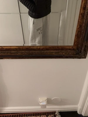 Colmar dunjacka - Säljer en svart dunjacka med huva och dragkedja framtill. Jackan har två fickor med dragkedja och quiltad design. Insidan är ljusgrå vilket ger en snygg kontrast. Perfekt för kalla vinterdagar. Är för 14-åringar men sitter som xs