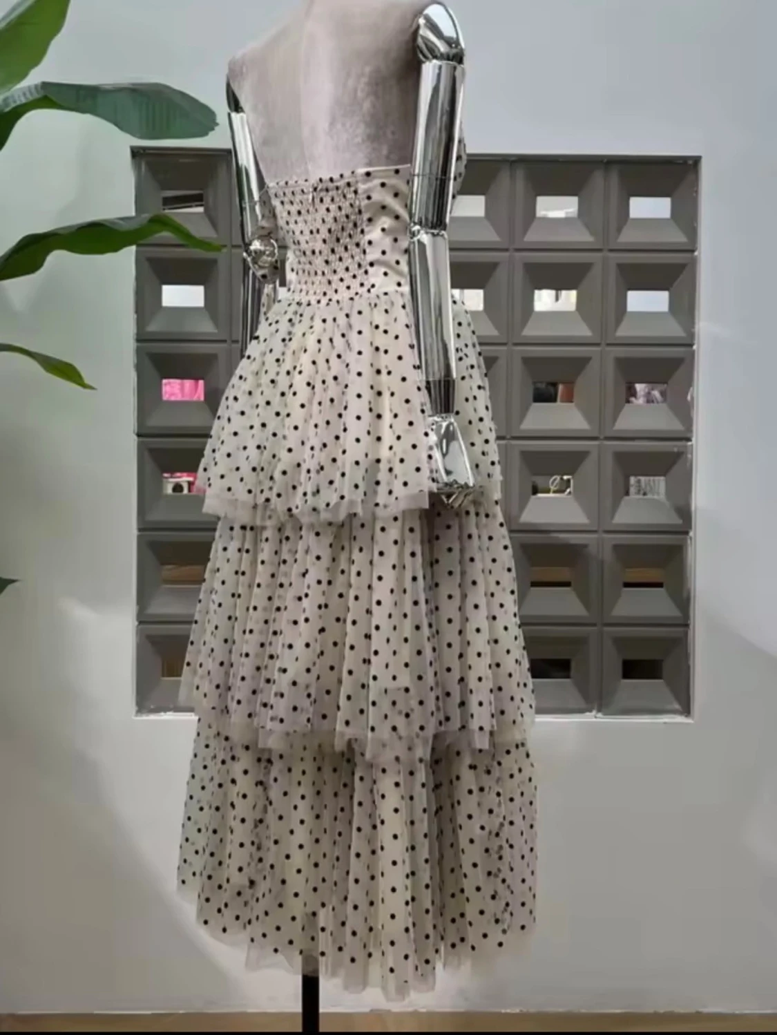 Beige Prickig långklänning med volanger - 2