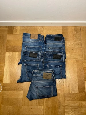 Blå jeanspaket  - Vill du uppgradera garderoben eller börja tjäna pengar på återförsäljning? 👖✨ Nu har du chansen! Jeans i eftertraktade storlekar 30–34, alla i mycket fint skick. Endast 100 kr per par – först till kvarn!