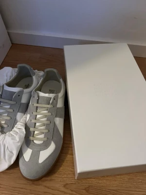 Maison Margiela skor  - Inga defekter riktigt fina och sköna skor av märket maison margiela passar till det flesta och bästa skorna inför våren och sommaren priset går att diskutera om det är rimligt för både köpare och säljare. Kvittooo finnsss!!!