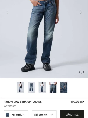 Arrow Low Straight Jeans från Weekday - Arrow Low Straight Jeans från Weekday i färgen ”mine blue” med raka ben och låg midja. Jeansen har fickor både fram och bak. Perfekta för en avslappnad och trendig look. Har inte använts mycket så dem är i fint skick!💕